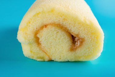 mavi bir arka plan üzerinde sağlıklı bir sünger kek kesiti