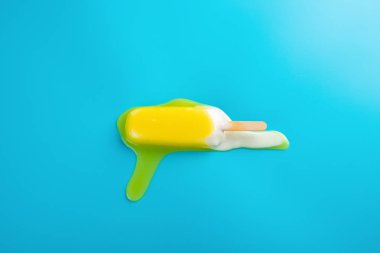 mavi arka plan üzerinde eriyen bir işlemde sarı buzlu şeker