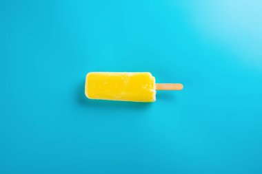 mavi bir arka plan üzerinde sarı buzlu şeker