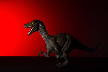 Deinonychus nokta ile baş ve arka plan üzerinde kırmızı ışık ışık logo yok ve hiçbir ticari marka