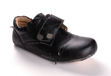 Beyaz arka plan üzerinde kötü kırık deri ayakkabı