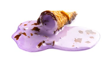 Mini tatlı patates lezzet dondurma külahı mavi arka plan üzerinde eriyen bir işlemde