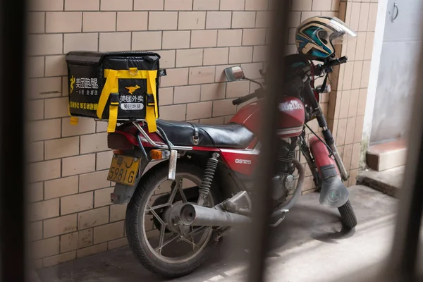 Zhongshan China May 2018 Motobike Meituan Food Delivery Case Parking — Stock Photo, Image