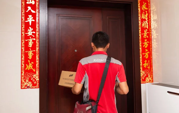 Zhongshan China June 2018 Male Courier Com Delivering Parcel Customers — стоковое фото