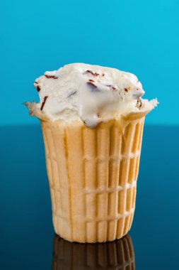 dondurma külahı ile mavi bir arka plan üzerinde son bit