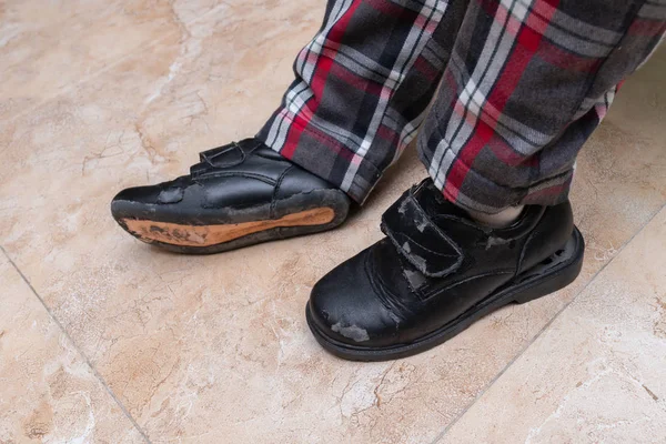 Bambino Che Indossa Paio Scarpe Pelle Malamente Rotte — Foto Stock