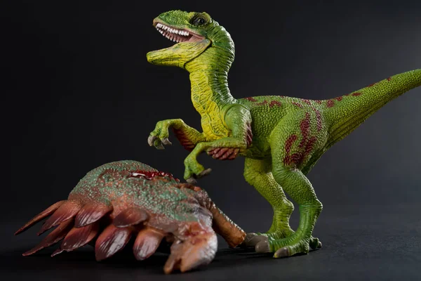 Velociraptor Con Cuerpo Estegosaurio Cerca Sobre Fondo Oscuro —  Fotos de Stock