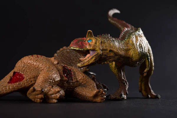 Carnotaurus Con Corpo Triceratopo Nelle Vicinanze Sfondo Scuro — Foto Stock