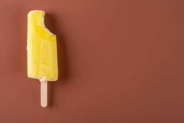 çikolata kahverengi zemin bir ısırık ile sarı buzlu şeker