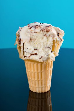 dondurma külahı bazı alıntılar ile mavi bir arka plan üzerinde