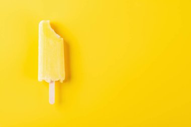 sarı bir arka plan bir ısırık ile sarı buzlu şeker