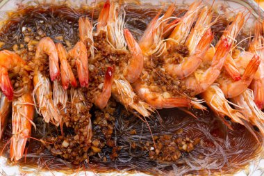 buğulanmış karides soğan ile yakın çekim