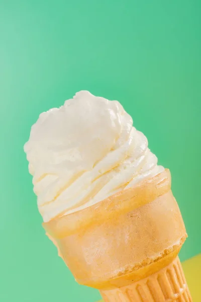 아이스크림 바이트와 노란과 배경에 가까이 — 스톡 사진