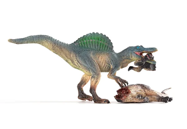 Spinosaurus 在黑暗背景下咬恐龙尸体 — 图库照片