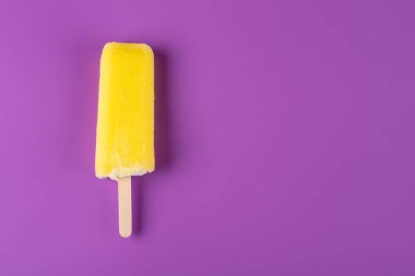 Mor zemin üzerine sarı buzlu şeker