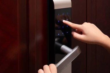 Çocuk inputing parola üstünde bir elektronik kapı kilit
