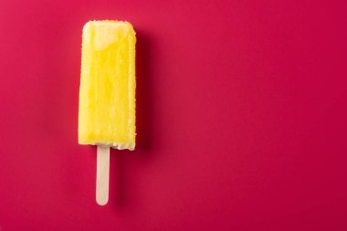 gül kırmızı zemin üzerine sarı buzlu şeker