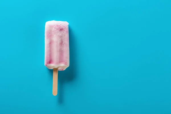 Smaku Truskawkowym Popsicle Niebieskim Tle — Zdjęcie stockowe