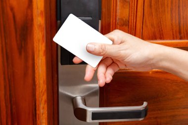 Bayan boş güvenlik kartı ile bir elektronik kapı kilit açma
