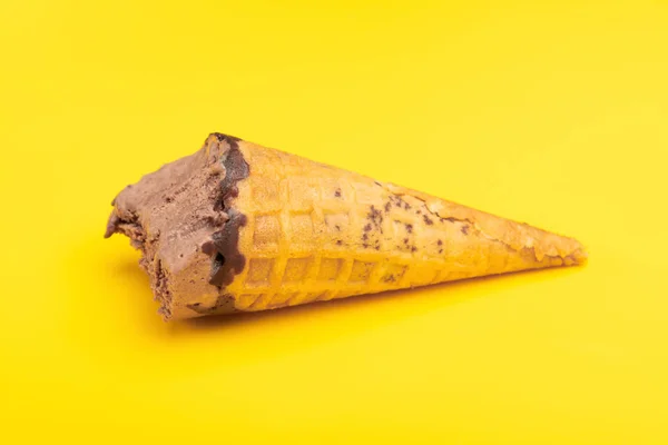 Boční Pohled Čokoládová Příchuť Zmrzliny Některými Kouše Žlutém Podkladu — Stock fotografie