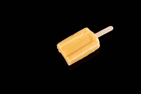 Mango Lub Pomarańczowy Smak Popsicle Czarnym Tle — Zdjęcie stockowe