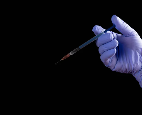 Tıbbi Şırınga Enjeksiyon Siyah Arka Planda Tutan — Stok fotoğraf