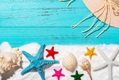 beyaz kum ve deniz kabukları ve starfishes ve kap olarak yaz tatil kavramları