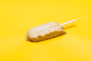 Stüdyo çekimi buzlu şeker erime başlar sarı zemin üzerine yeşil fasulye