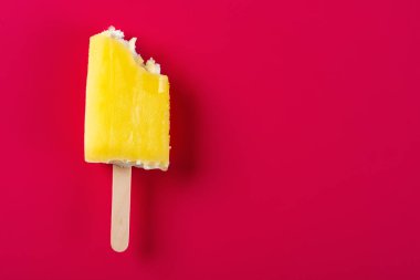 kopya alanı bir gül kırmızı zemin üzerine bazı alıntılar ile sarı buzlu şeker