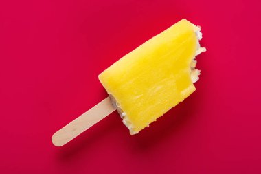 gül kırmızı bir arka plan üzerinde bazı alıntılar ile sarı buzlu şeker