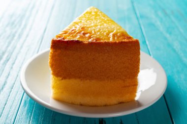 Stüdyo çekimi ev yapımı peynir pasta mavi bir tablo