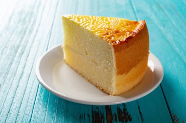 yan görünümü stüdyo çekimi ev yapımı peynir pasta mavi bir tablo