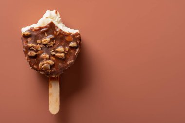 Çikolata dış dondurma bazı alıntılar kahverengi bir zemin üzerine fıstık ile