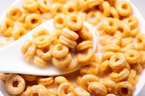 Arriba Ver Anillos Cereales Con Leche Una Cuchara Cerca — Foto de Stock