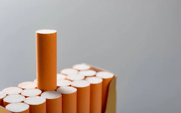 Volledige Doos Van Sigaretten Grijze Achtergrond — Stockfoto