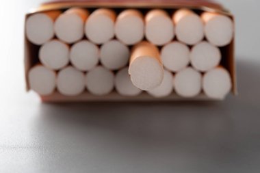 Sigara gri arka plan üzerinde tam kutusu