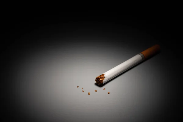Sigara Vurgulanmış Karanlık Yırtık Top Ile — Stok fotoğraf