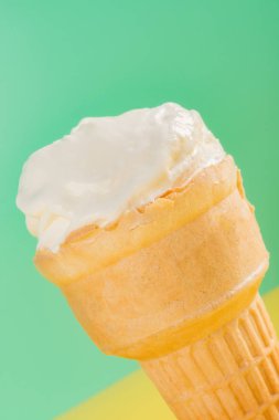 dondurma külahı bazı alıntılar bir sarı ve yeşil zemin üzerine kapatmak dikey kompozisyon