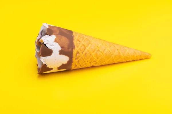 Mini Vanilya Lezzet Dondurma Külahı Sarı Zemin Üzerine — Stok fotoğraf