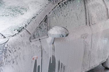 sabunlu sıvı olan bir araba yıkama