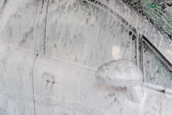 石鹸液で車を洗う — ストック写真
