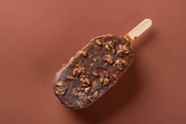 kahverengi bir arka plan üzerine fıstık çikolata dış dondurma