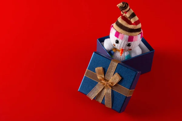 Juguete Sonriente Muñeco Nieve Navidad Una Caja Regalo Rojo —  Fotos de Stock
