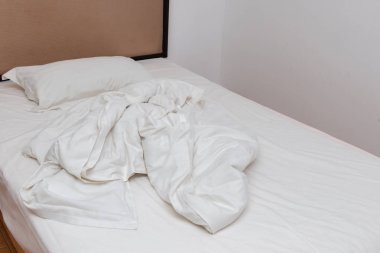 bir otel odasında yatak sabah gelişeceğini yorgan ile