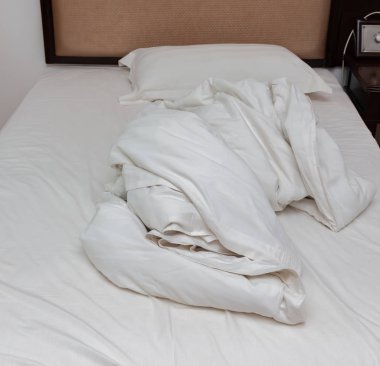 bir otel odasında yatak sabah gelişeceğini yorgan ile