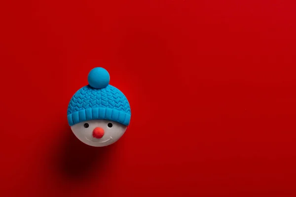 Boneca Decorativa Natal Boneco Neve Fundo Vermelho Com Espaço Cópia — Fotografia de Stock