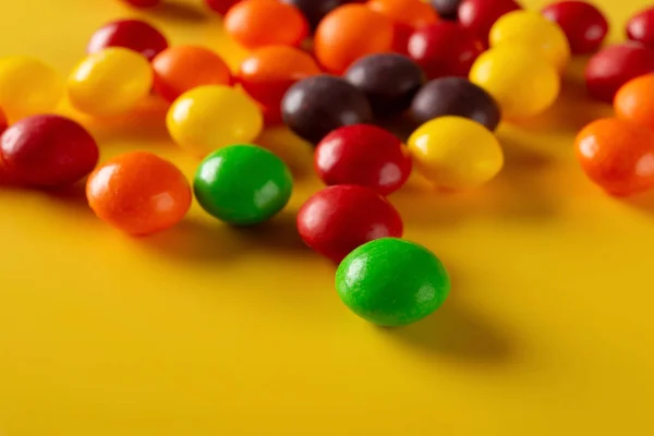 Studio Opname Van Kleurrijke Chocolade Knoppen Gele Achtergrond — Stockfoto