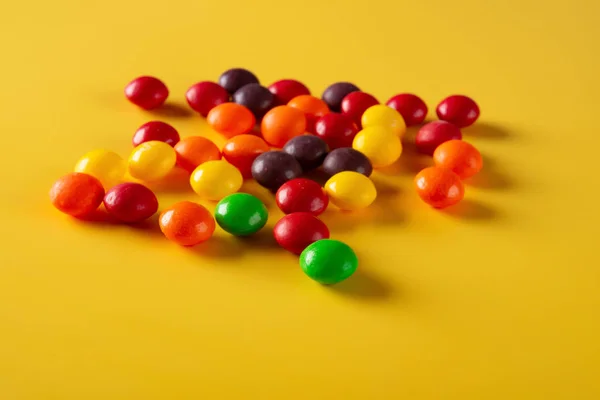 Studio Opname Kant Kleurrijke Chocolade Weergaveknoppen Gele Achtergrond — Stockfoto