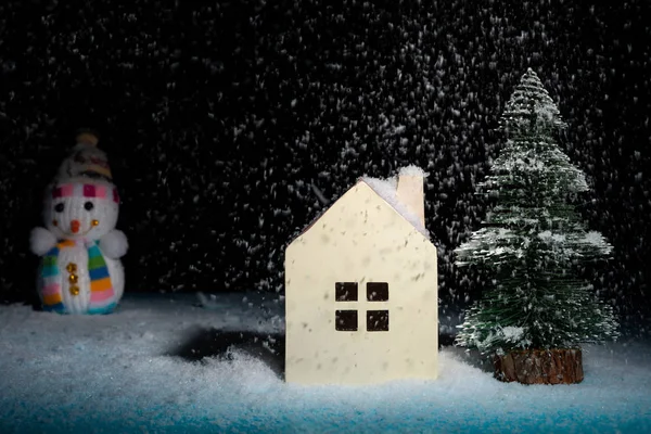 Scena Evidenziata Casa Albero Natale Pupazzo Neve Sfondo Con Neve — Foto Stock