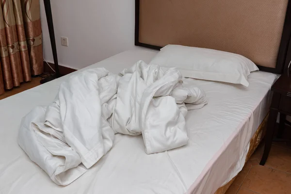 Ліжко Готельному Номері Розкладеною Ковдрою Вранці — стокове фото